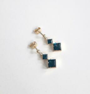 14 krt. gouden oorstekers met london bleu topaas € 795,00