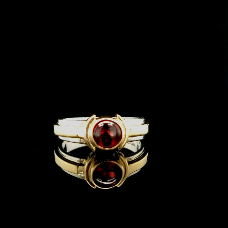 Ring granaat met goud mt. 18.5