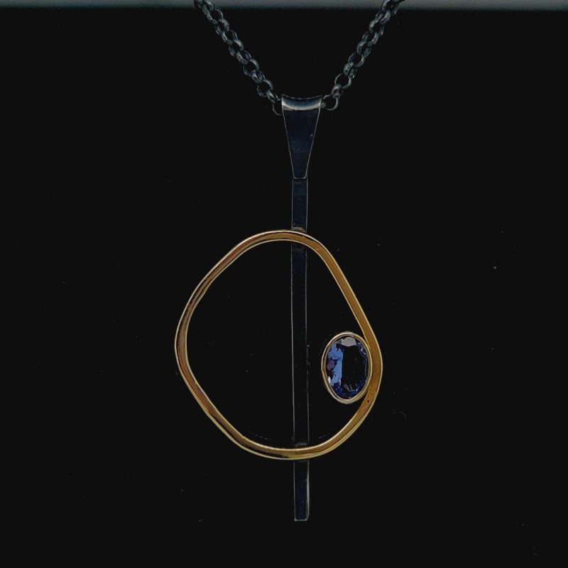 Hanger gezwart zilver met goud en tanzaniet edelsteen