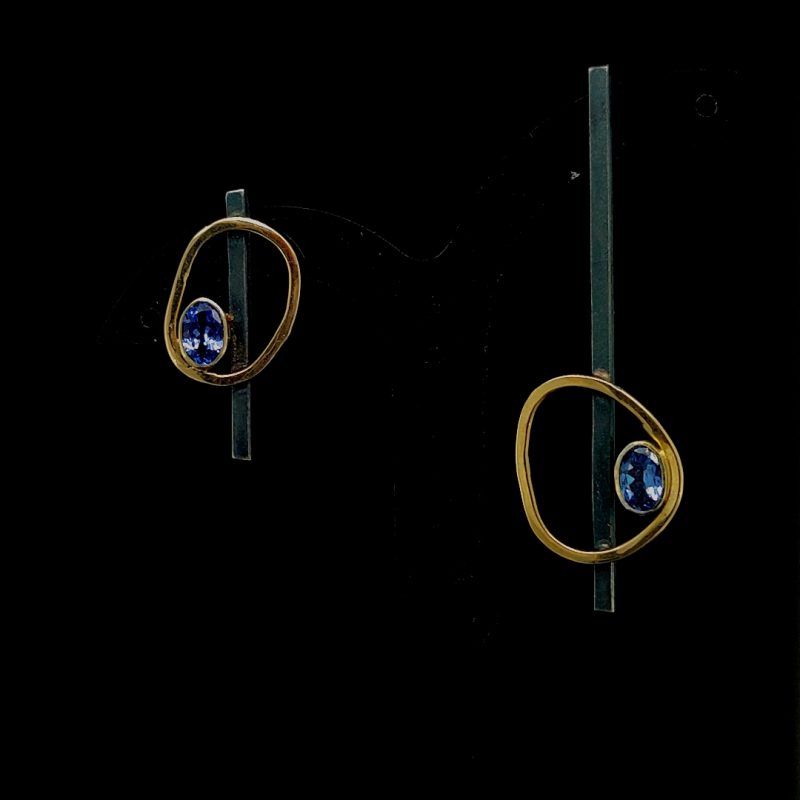 Oorsteker gezwart zilver met goud en tanzaniet edelsteen