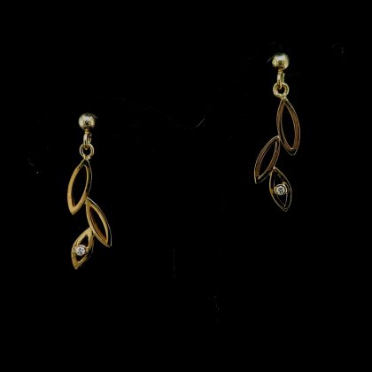 Oorstekers 14 krt. met bladmotief met diamant