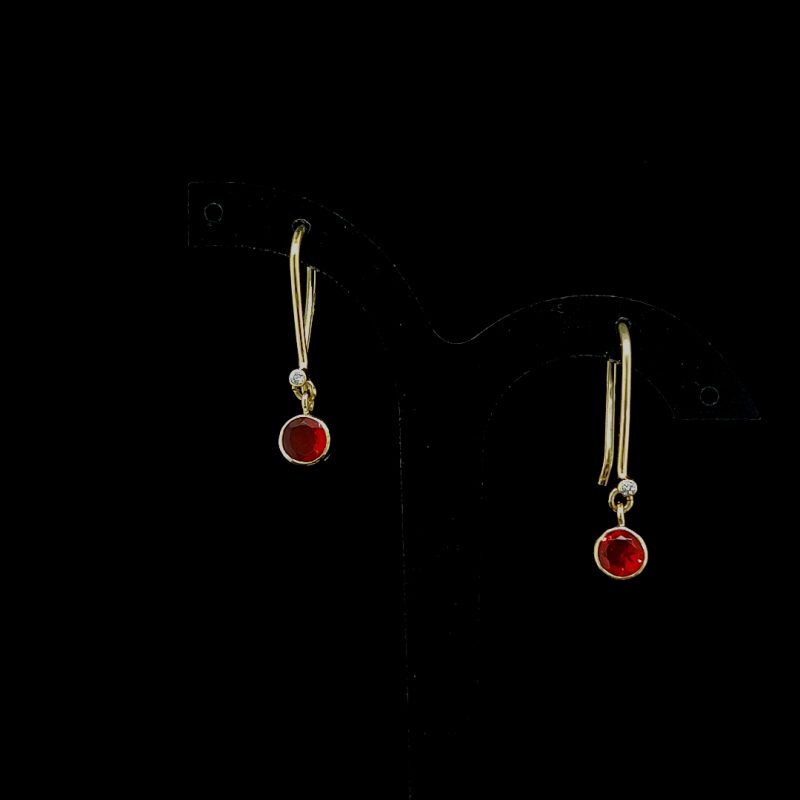 Oorhangers  14 krt. met vuuropaal en diamant