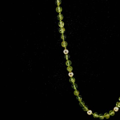 collier peridoot met gouden kralen
