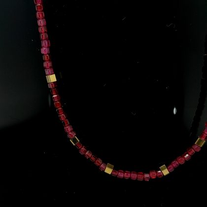 Collier met rodholietkralen en gouden buisjes