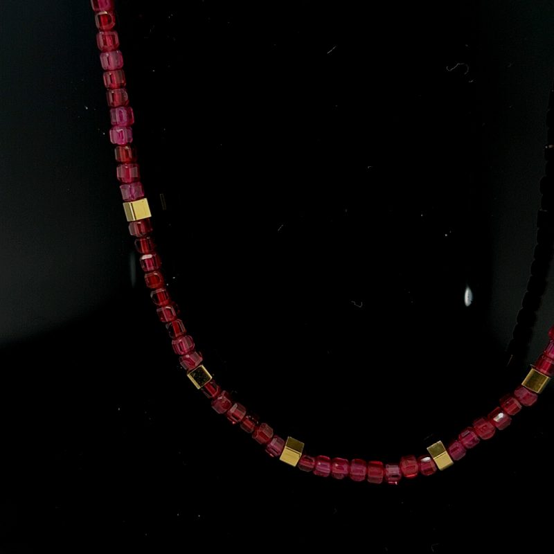 Collier met rodholietkralen en gouden buisjes