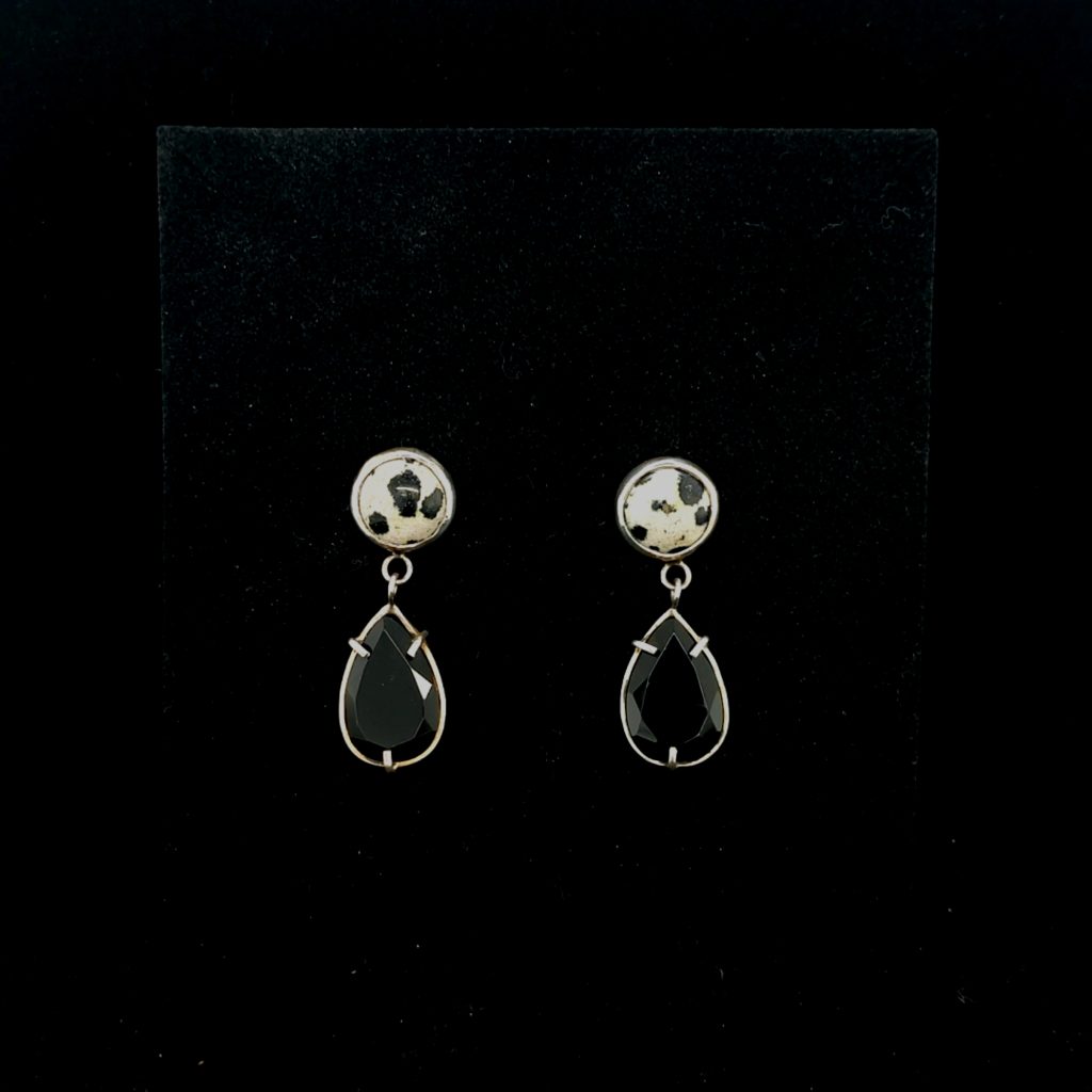 Oorstekers met onyx en dalmatierstenen