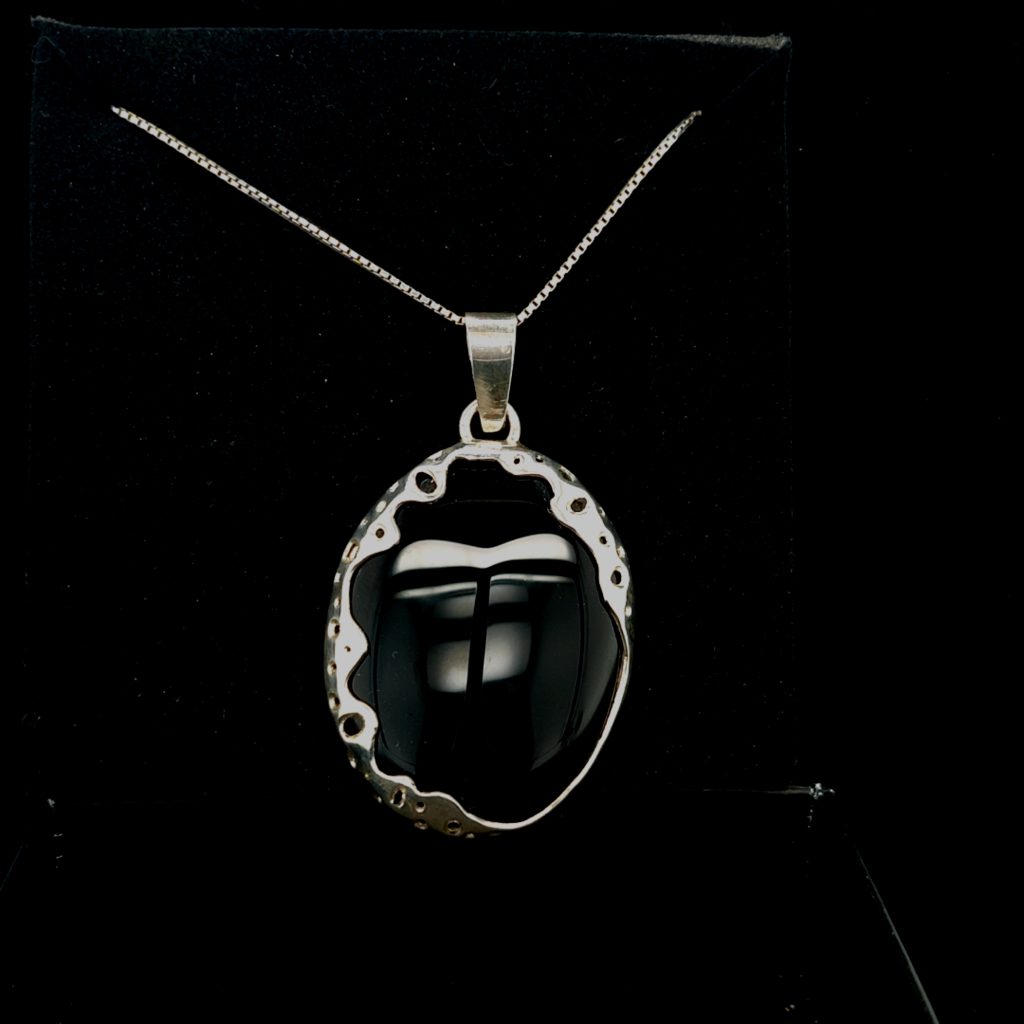 Hanger onyx met gaatjesmotief