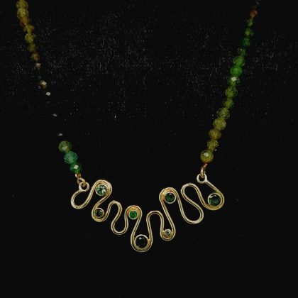 Collier van toermalijn kralen met 14 krt. gouden hanger met groene toermalijn