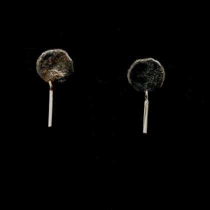 Oorstekers gezwart zilver met goudstaafje
