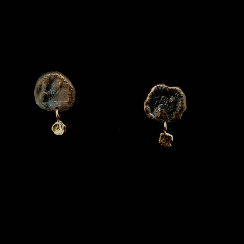 Oorstekers gezwart zilver met goudhangertje