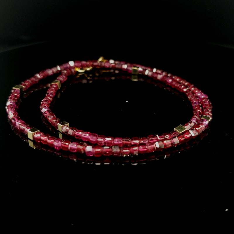 Rhodoliet armband met gouden buisjes