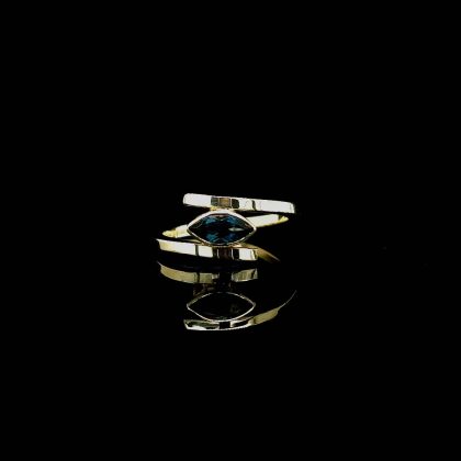 Ring 14 krt. met london bleu topaas maat 17.5