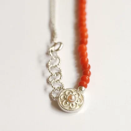 Collier bloedkoraal oma's knoopje