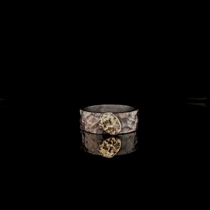 Zilveren ring gezwart met 14 krt. goud element