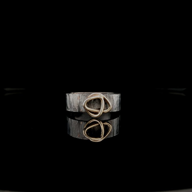 Zilveren ring gezwart met 14 krt. gouden element