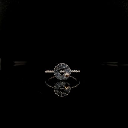 Zilveren ring gezwart met gouden balletje