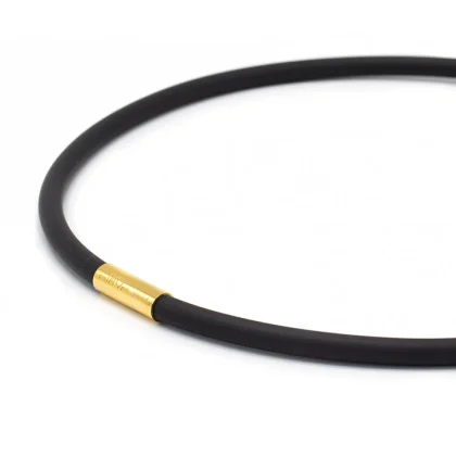 Collier rubber zwart goudkleurig slot