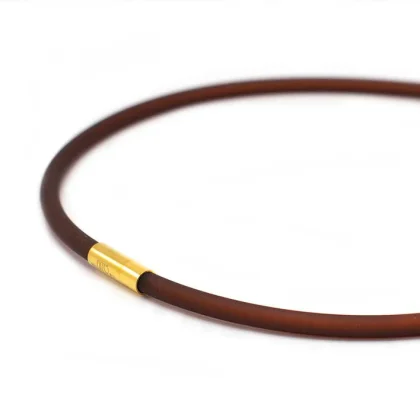 Collier rubber bruin met goudkleurig slot
